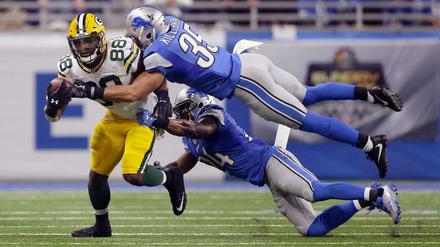 Am letzten Spieltag der Regular Season setzten sich die Green Bay Packers mit Ty Montgomery (l.) 31:24 gegen die Detroit Lions durch. Beide Teams haben sich für die Playoffs qualifiziert.
