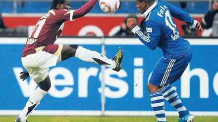 Vergebliches Strecken. Auch dieses Handspiel half Hannovers Didier Ya Konan (l.) nicht gegen Jefferson Farfans Schalker. Foto: AFP