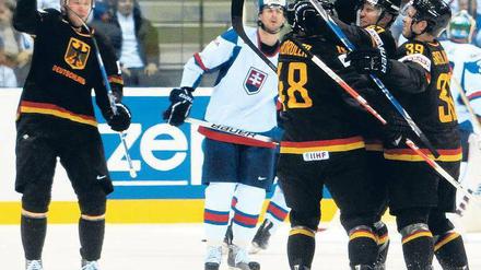Schwarze Feierbestien. Die deutschen Eishockey-Nationalspieler feiern sich und ihre zwischenzeitliche 4:0-Führung. Aber die Slowakei kommt noch einmal zurück und dreht fast das Spiel. Doch am Ende schlägt Deutschland nach Russland den zweiten Favoriten.Foto: Reuters