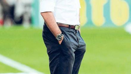 Kritischer Blick. Eine gute Bundesliga-Saison reicht Joachim Löw nicht mehr, um Spieler dauerhaft ins Team zu holen. Er will Profis von Spitzenklasse. 