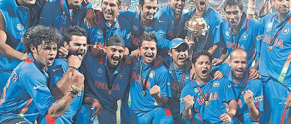 Zu Hause siegt es sich am schönsten. Indiens Cricketteam nach dem Gewinn der Weltmeisterschaft im Finale gegen Sri Lanka in Mumbai. Foto: p-a/dpa