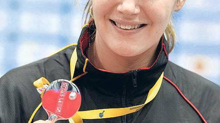 Irene Ivancan präsentiert stolz ihre Silbermedaille, die sie bei der Europameisterschaft in Danzig im Oktober 2011 gewann.