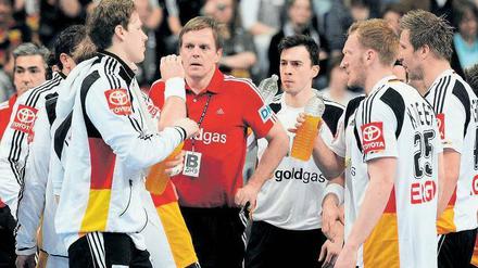 Mann in der Mitte. Martin Heuberger (rotes Hemd) hat das DHB-Team verjüngt. Unter ihm debütierte mehr als ein halbes Dutzend ehemaliger Junioren-Nationalspieler. Foto: dapd