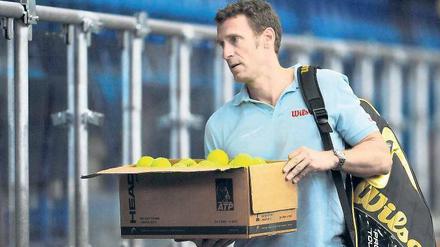 Einpacken, bitte! Zehn Jahre war Patrik Kühnen Chef des deutschen Davis-Cup-Teams. Nun räumt er seinen Stuhl. Foto: dpa