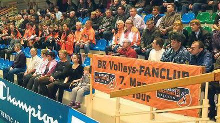 Berliner Block. Die sechs Volleys-Fans in der Halle von Nowosibirsk. 