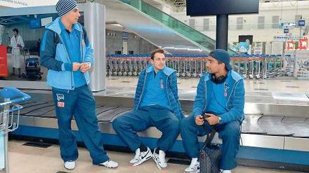 Warten am Fließband. Die Hertha-Spieler Ben-Hatira, Janker und Allagui (von links) bei der Ankunft in der Türkei.