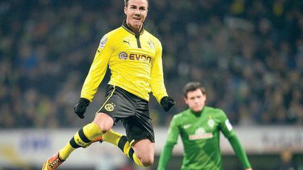 Schwebezustand. Der Dortmunder Mario Götze feiert seinen Treffer zum 2:0 gegen Werder, drei weitere Tore des Deutschen Meisters folgten. Foto: AFP