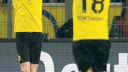 Doppelherz. Dortmunds Reus (l.) und Sahin jubeln mit der Kraft der Symbolik. Foto: AFP