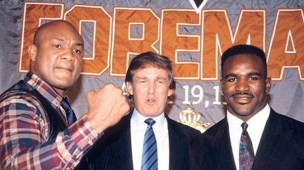 Faustpfand. 1991 organisierte Trump das Duell zwischen George Foreman (l.) und Evander Holyfield, obwohl sich die Zeiten bereits dramatisch verschlechtert hatten – sowohl für Trump als auch für das Boxen. 