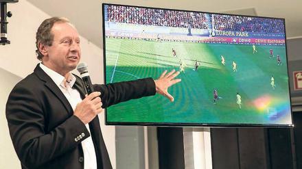 Selbst vor dem Fernseher ist es nicht so einfach. DFL-Projektleiter Hellmut Krug erläutert die Aufgaben des Video-Schiedsrichters in der Bundesliga. 