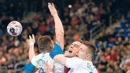 Voller Körpereinsatz. Im Handball geht bei den Spielern die Herzfrequenz bis ans Limit – wie hier beim WM-Spiel Russland gegen Serbien. 