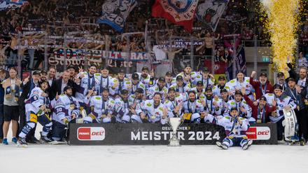 Gruppenfoto mit Pokal: der Meisterjahrgang 2024
