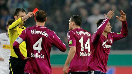 Die Rote Karte erhielt Jermaine Jones (r.) für ein anderes Vergehen im Pokalspiel bei Borussia Mönchengladbach.