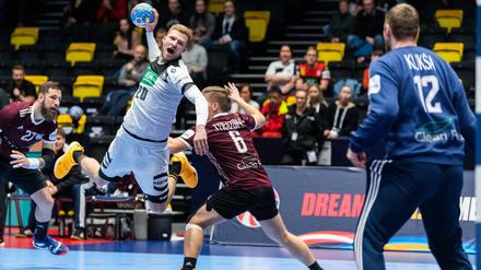 Hoch die Tassen: Philipp Weber (links) und seine Teamkollegen von der deutschen Handball-Nationalmannschaft besiegen Lettland.