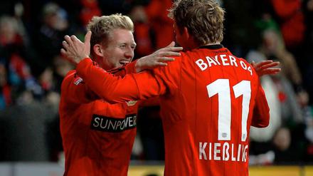 Stefan Kießling (r.) erzielte das wichtige 2:0 selbst und bereitete den Treffer zum 3:0 von Andre Schürrle (l.) vor.