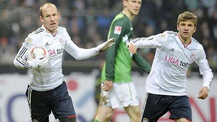 Torschütze Arjen Robben (l.) und Thomas Müller haben es eilig nach dem 1:1-Ausgleich gegen Bremen. "Doppeltorschütze" Per Mertesacker (M.) ahnt nichts Gutes.