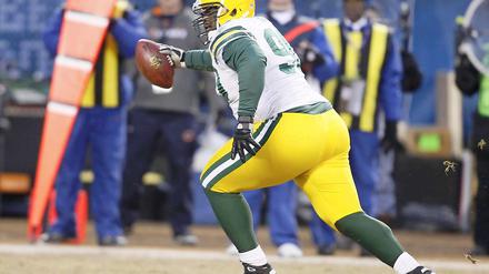 Ungewohntes Bild: Abwehr-Schwergewicht B.J. Raji von den Green Bay Packers läuft mit dem Ball in die Endzone, nachdem er einen gegenerischen Pass abgefangen hat. Die Aktion des Verteidigers war die Vorentscheidung im Halbfinale gegen die Chicago Bears.