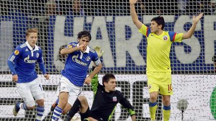 Premiere für Raul. Der Spanier in den Diensten von Schalke 04 trifft erstmals überhaupt in der Europa League. Und sein 2:1 war gleichzeitig der Siegtreffer für sein Team.
