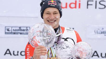 Hat ordentlich zu schleppen. Marco Odermatt gewann vier der fünf Weltcup-Wertungen in dieser Saison.