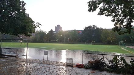 Nichts geht mehr: Der Sportplatz am Borsigpark nach dem Unwetter. 