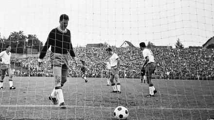 Gewohntes Bild im Jahr 1965. Torwart Heinz „Jumbo“ Rohloff holt enttäuscht den Ball aus dem Netz.