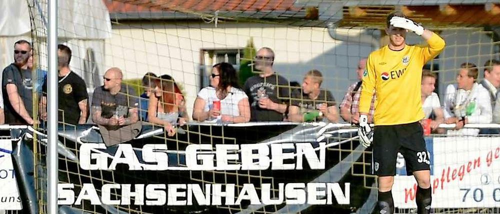 Anhänger von TuS Sachsenhausen entrollten dieses Banner im Landespokal Brandenburg gegen den SV Babelsberg.
