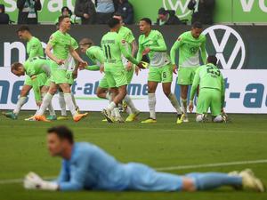 Jonas Wind erzielt das Tor des Tages für Wolfsburg, Bochums Torwart Manuel Riemann ist machtlos.