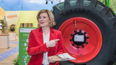 Julia Klöckner, Bundesministerin für Ernährung und Landwirtschaft, beim Hallenrundgang vor Beginn der Grünen Woche.