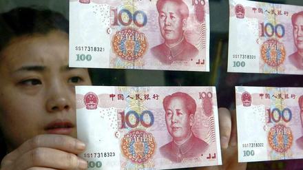 Falsche Hunderter. Die chinesische Notenbank muss ihr Know-how gegen Geldfälscher künftig ohne Hilfe der Bundesbank verbessern.