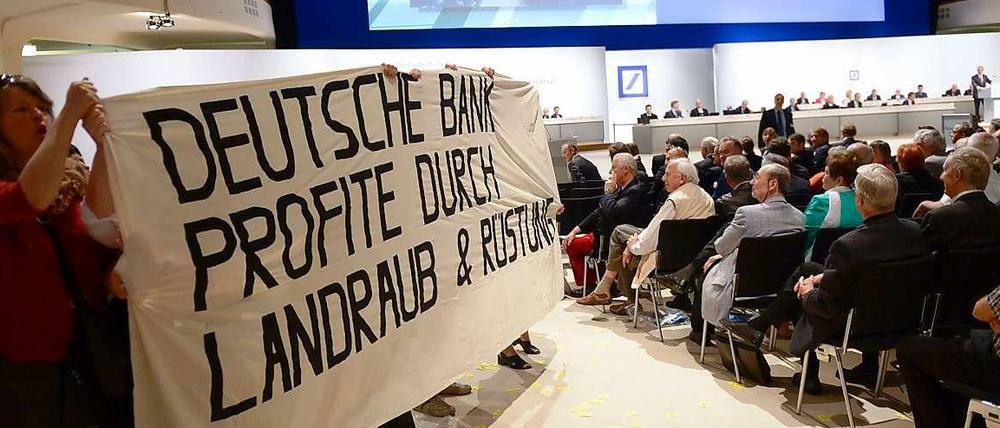Demonstranten haben die Hauptversammlung der Deutschen Bank gestört.