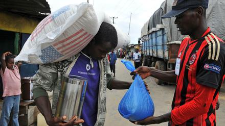 Die Menschen in Westafrika sind auf Hilfslieferungen aus dem Ausland angewiesen.
