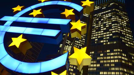 Die Euro-Skulptur leuchtet am 08.01.2014 vor der Europäischen Zentralbank (EZB) in Frankfurt am Main (Hessen). 