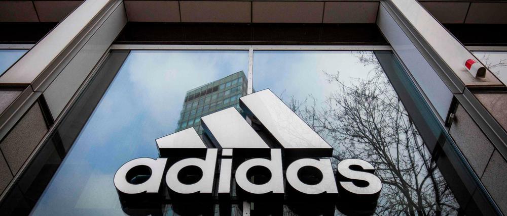 Das Logo des deutschen Sportartikelherstellers Adidas. 