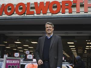 Roman Heini ist seit 2021 Chef von Woolworth Deutschland. Während viele Warenhäuser schließen, eröffnet Woolworth ständig neue Filialen.