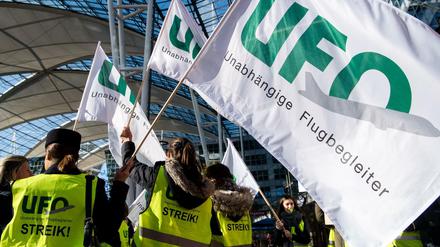 Flugbegleiter der Unabhängigen Flugbegleiter Organisation UFO bei einem Streik zu einer Kundgebung vor dem Terminal am Münchner Flughafen.