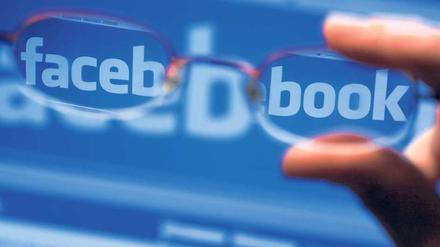 Unter Beobachtung. Facebook hat weltweit 500 Millionen Nutzer – und zieht immer mehr Werbekunden an.