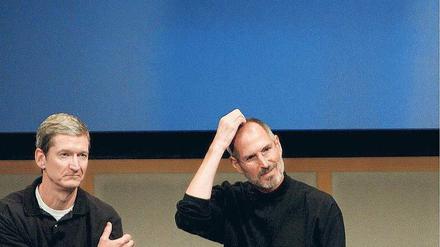 Der Stellvertreter. Steve Jobs (r.) ist die treibende Kraft bei Apple. Wenn es ihm schlecht geht, springt Tim Cook ein, der das Tagesgeschäft verantwortet. Foto: p-a/dpa