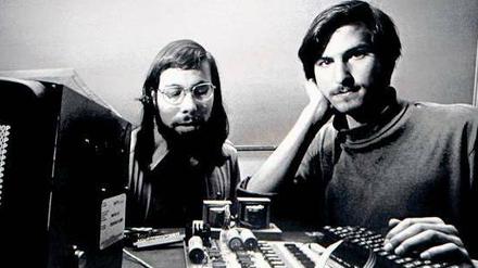 Väter der Bewegung. Steve Jobs (re.) schaute schon am Anfang der Apple-Saga Mitte der 70er Jahre stolz in die Kamera, während sein Kompagnon Steve Wozniak sich auf die Technik konzentrierte.