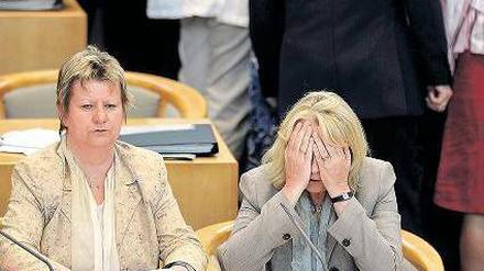 Augen zu und durch. SPD-Ministerpräsidentin Hannelore Kraft (rechts) und ihre Stellvertreterin Sylvia Löhrmann (Grüne) nach der verpatzten WestLB-Abstimmung. Foto: dapd