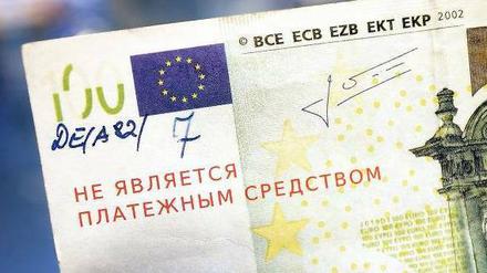 Nomen est omen. „Nicht als Zahlungsmittel einsetzbar“ steht in kyrillischen Buchstaben sinngemäß auf dieser Blüte, die die Bundesbank eingezogen hat. Foto: dpa