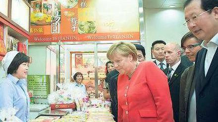 Nicht nur Politik. Angela Merkel besuchte am Freitag die Food Street von Tianjin. In der Stadt legte VW ebenfalls am Freitag den Grundstein für ein Getriebewerk. Foto: dpa