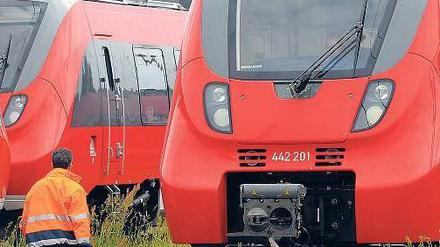 Auf dem Abstellgleis stehen diese neuen Talent 2-Regionalzüge in der Nähe von Wustermark. Hersteller, Bahn und Behörde streiten über die Haltbarkeit der Radsätze. 