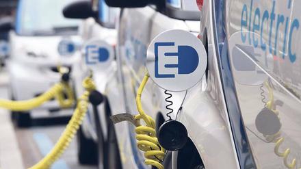 Strom statt Sprit. Der steigende Preis für Benzin und Diesel macht batteriebetriebene Autos wettbewerbsfähiger. 
