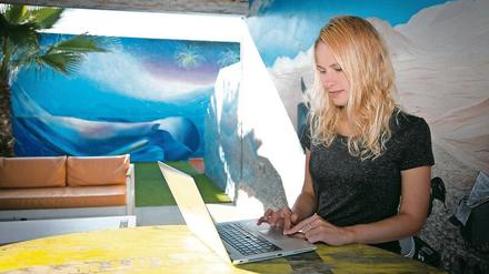 Laptop auf Lanzarote: Irina Puzakova arbeitet für eine Londoner Agentur.