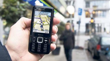 Mobiler Stadtplan. Das Garmin-Asus und Google Maps Navigation auf dem HTC-Handy erkannten am schnellsten, wenn der Fußgänger von der Route abwich. 