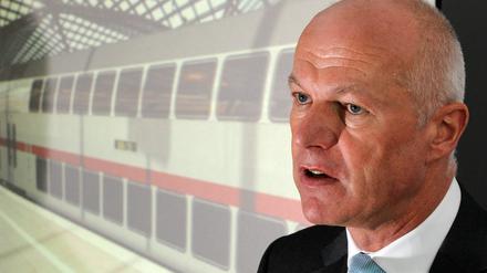 Ulrich Homburg, Vorstandsmitglied der Deutsche Bahn AG, präsentiert Doppelstockwagen für den Fernverkehr.