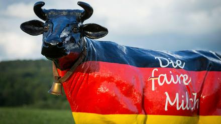 Deutschland-Kuh: Werbung für Milch, für die deutsche Milchbauern höhere Preise bekommen. 