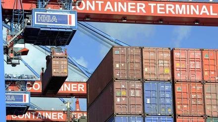 Containerverladung im Hafen. Die Nachfrage nach deutschen Industrieprodukten aus dem Ausland lässt nach.
