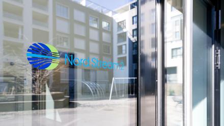 Ein Nord Stream 2-Logo ist auf einer verspiegelten Glasfront des Schweizer Hauptsitzes des Unternehmens zu sehen.