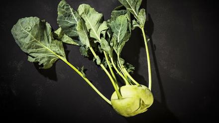 Das Grün lässt das Gemüse schneller welken. Es lässt sich aber zu Salat verarbeiten.
